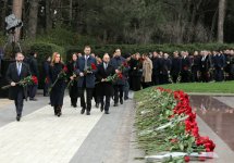 SOCAR-ın kollektivi Ulu Öndər Heydər Əliyevin məzarını ziyarət edib (FOTO)