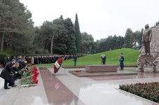 SOCAR-ın kollektivi Ulu Öndər Heydər Əliyevin məzarını ziyarət edib (FOTO)