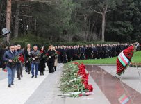 SOCAR-ın kollektivi Ulu Öndər Heydər Əliyevin məzarını ziyarət edib (FOTO)