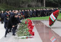 SOCAR-ın kollektivi Ulu Öndər Heydər Əliyevin məzarını ziyarət edib (FOTO)