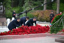 MEDİA və Audiovizual Şura nümayəndələri Ümummilli Lider Heydər Əliyevin məzarını ziyarət ediblər (FOTO)