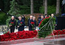 MEDİA və Audiovizual Şura nümayəndələri Ümummilli Lider Heydər Əliyevin məzarını ziyarət ediblər (FOTO)