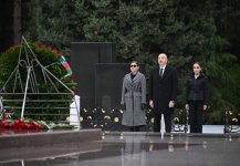 Prezident İlham Əliyev və Birinci xanım Mehriban Əliyeva Ümummilli Lider Heydər Əliyevin məzarını ziyarət ediblər (FOTO/VİDEO)