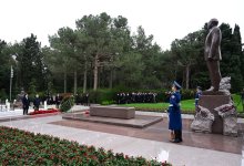 Dövlət və hökumət rəsmiləri Fəxri xiyabanda Ulu Öndər Heydər Əliyevin xatirəsini yad ediblər (FOTO)