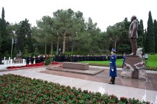 Dövlət və hökumət rəsmiləri Fəxri xiyabanda Ulu Öndər Heydər Əliyevin xatirəsini yad ediblər (FOTO)