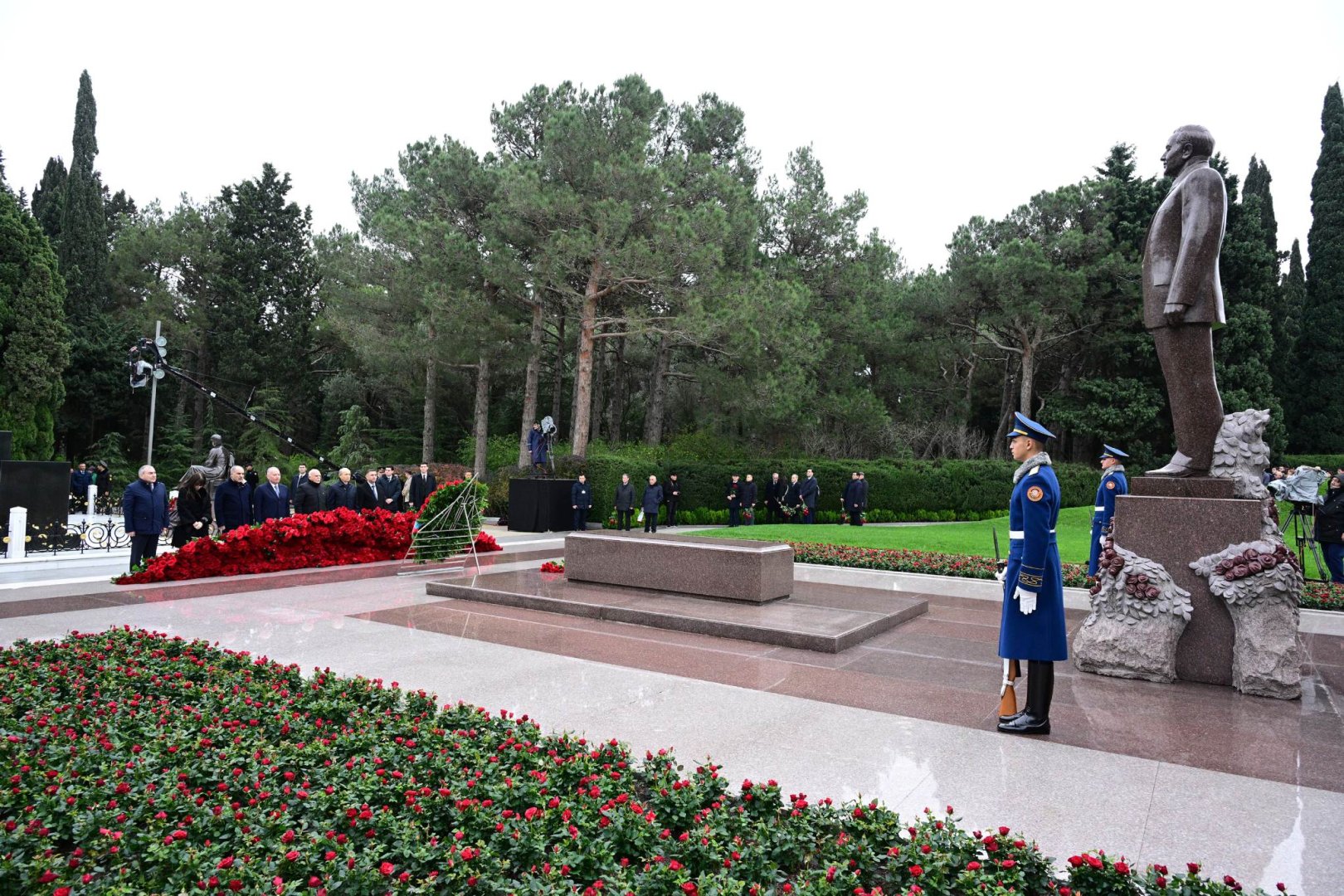 Konstitusiya Məhkəməsinin nümayəndələri Ümummilli Lider Heydər Əliyevin məzarını ziyarət ediblər (FOTO)