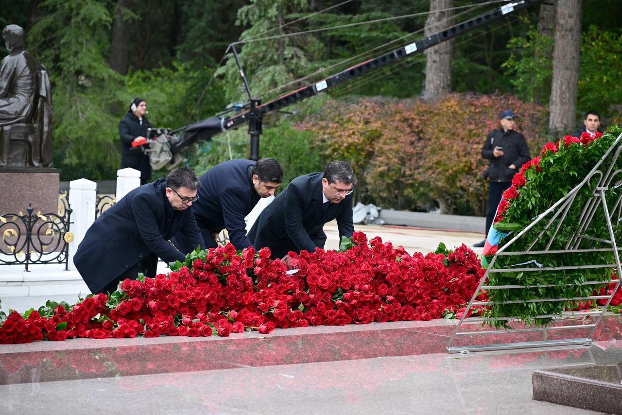 MEDİA və Audiovizual Şura nümayəndələri Ümummilli Lider Heydər Əliyevin məzarını ziyarət ediblər (FOTO)