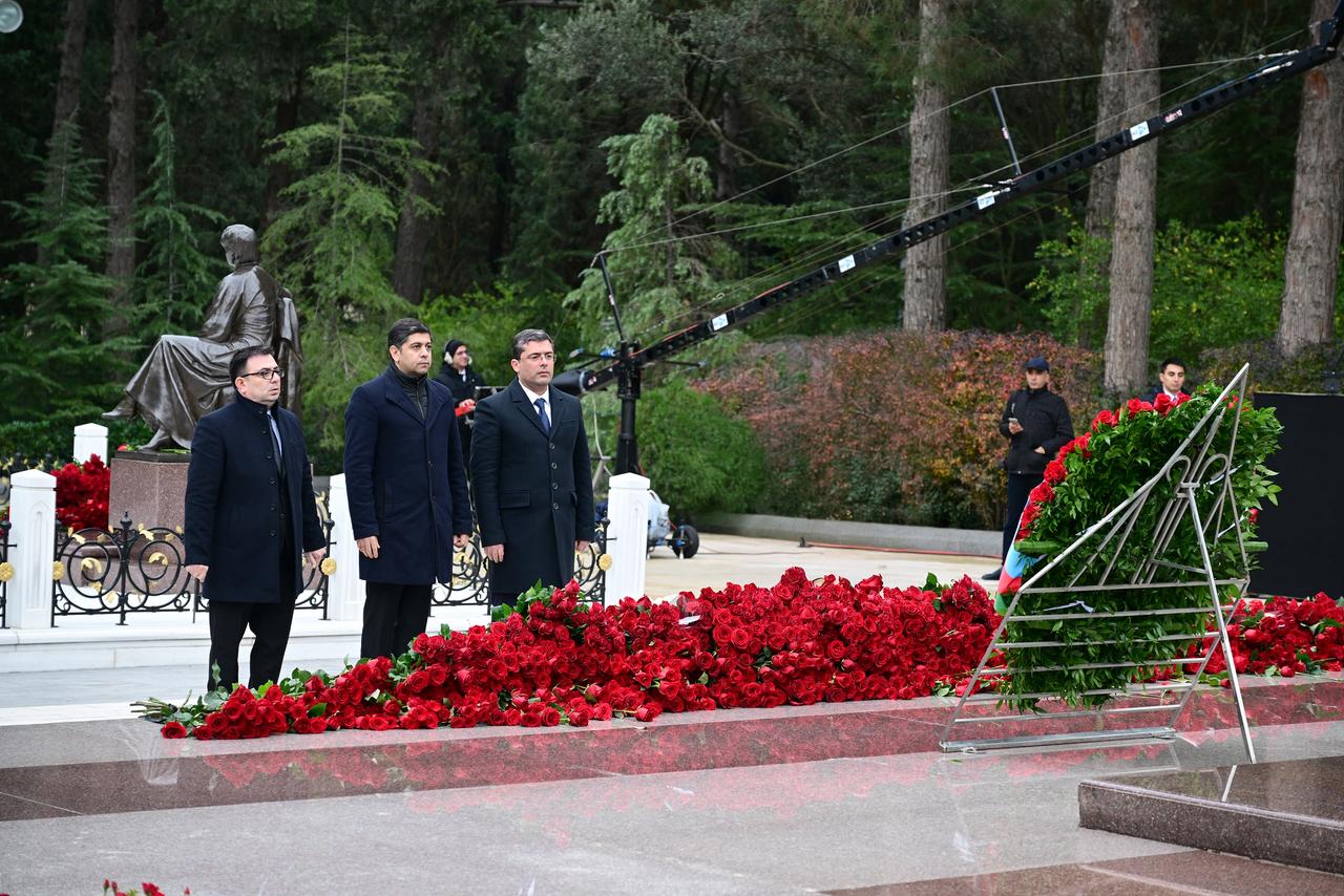 MEDİA və Audiovizual Şura nümayəndələri Ümummilli Lider Heydər Əliyevin məzarını ziyarət ediblər (FOTO)