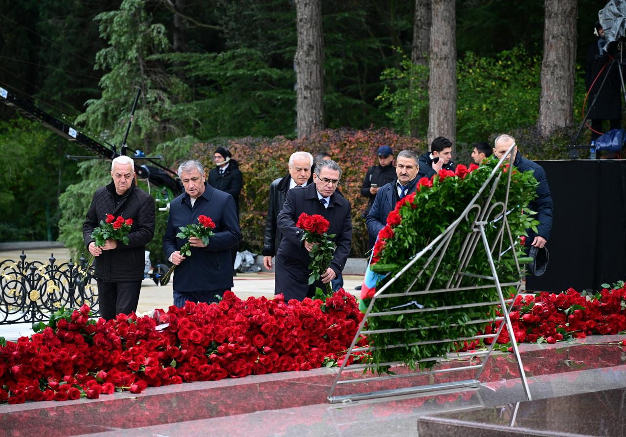 MEDİA və Audiovizual Şura nümayəndələri Ümummilli Lider Heydər Əliyevin məzarını ziyarət ediblər (FOTO)
