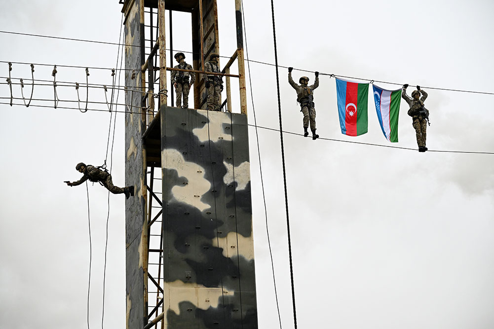 Müdafiə naziri və Özbəkistanın hərbi nümayəndə heyəti komando hərbi hissəsində olublar (FOTO)