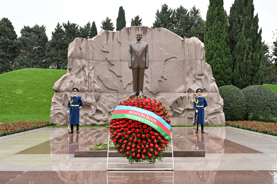 Dövlət və hökumət rəsmiləri Fəxri xiyabanda Ulu Öndər Heydər Əliyevin xatirəsini yad ediblər (FOTO)