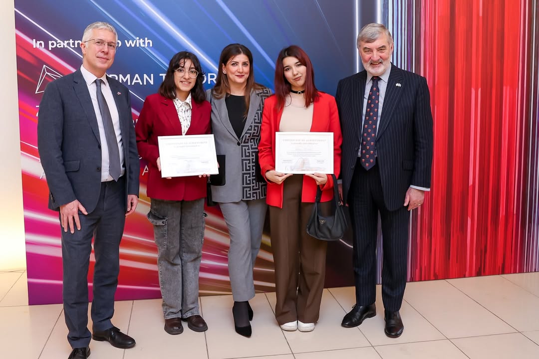 Böyük Britaniyanın Bakıdakı səfirliyi "Women in Architecture Competition" müsabiqəsinin qaliblərini mükafatlandırıb (FOTO)