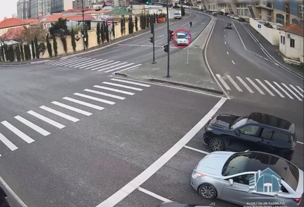 Öz-özünə hərəkət edən avtomobil svetoforu yararsız vəziyyətə salıb (VİDEO)