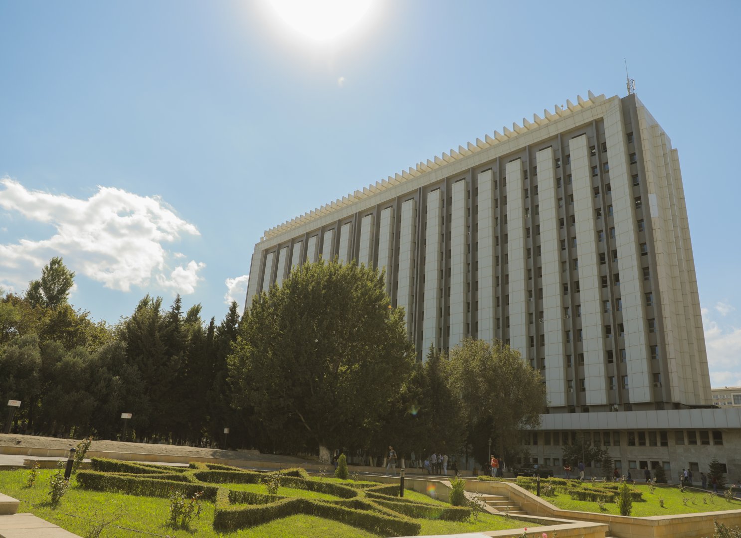 AzMİU-nun 50 illik yubileyi münasibətilə əməkdaşlara birdəfəlik mükafat verilib