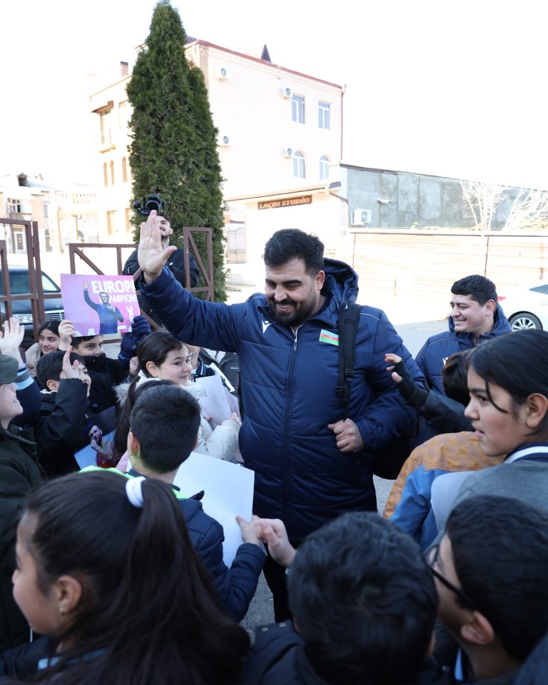 Güləş ulduzları Xankəndidə məktəblilərlə görüşüb (FOTO)