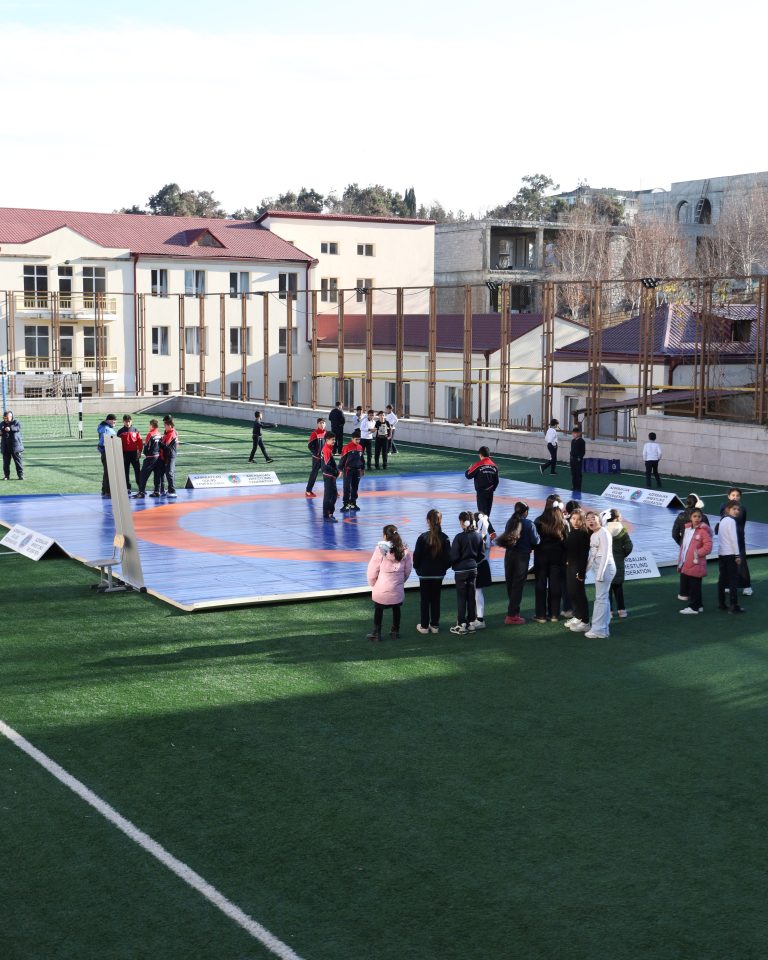 Güləş ulduzları Xankəndidə məktəblilərlə görüşüb (FOTO)