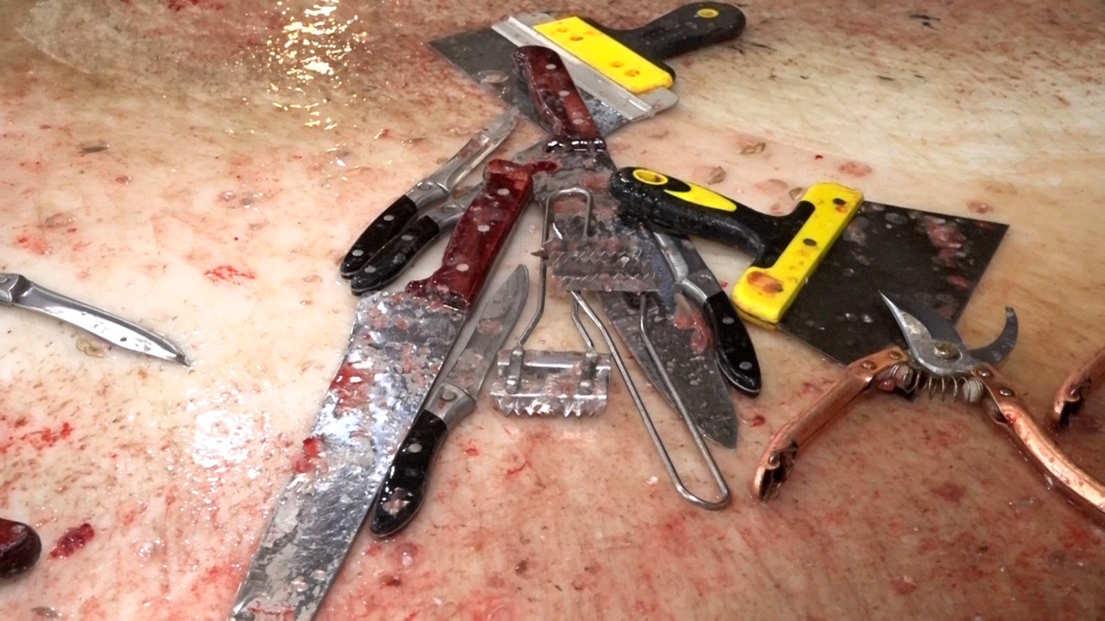 8-ci km bazarında balıq kürüsü satışında ciddi nöqsanlar aşkarlanıb (FOTO)