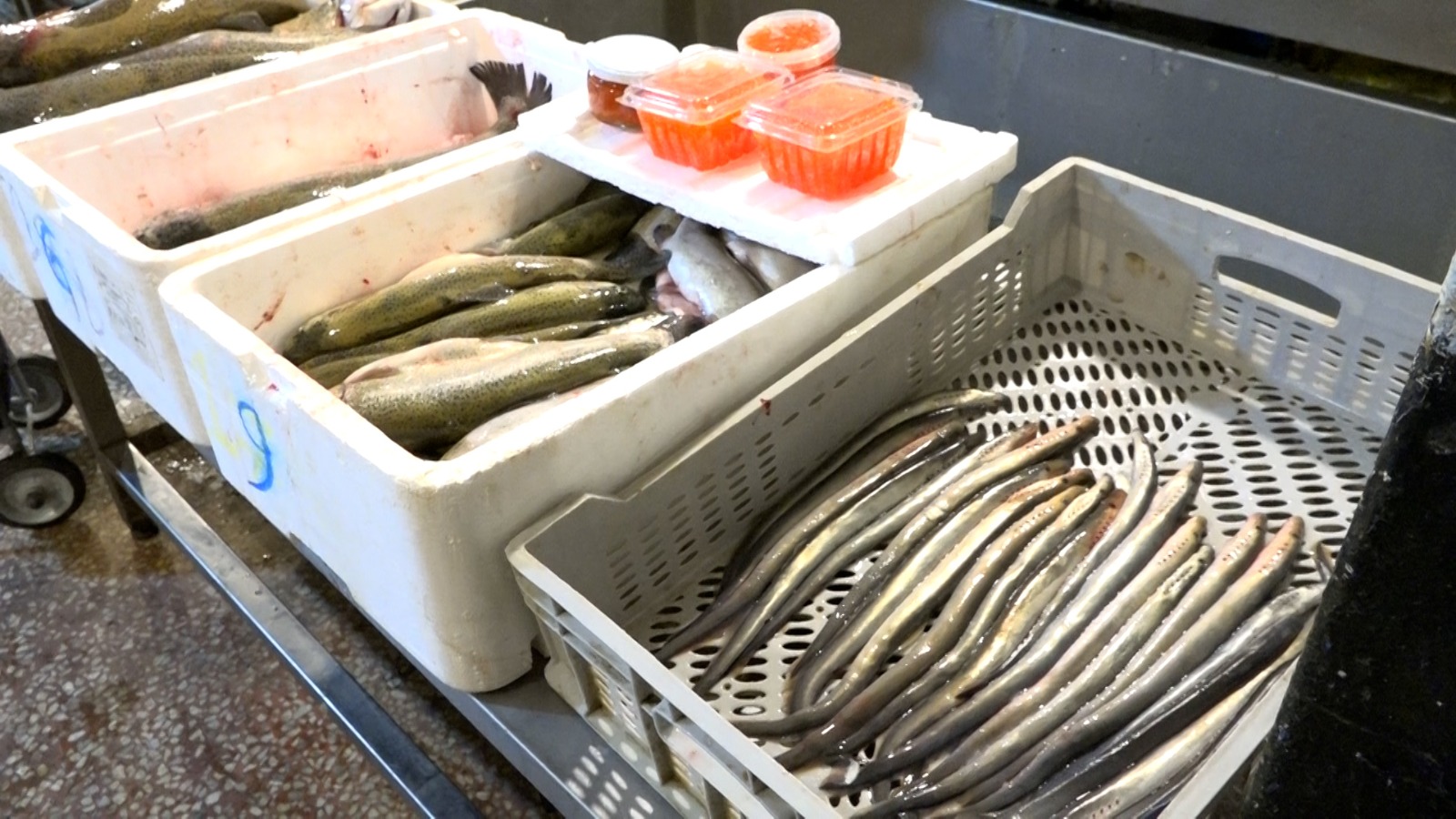 8-ci km bazarında balıq kürüsü satışında ciddi nöqsanlar aşkarlanıb (FOTO)