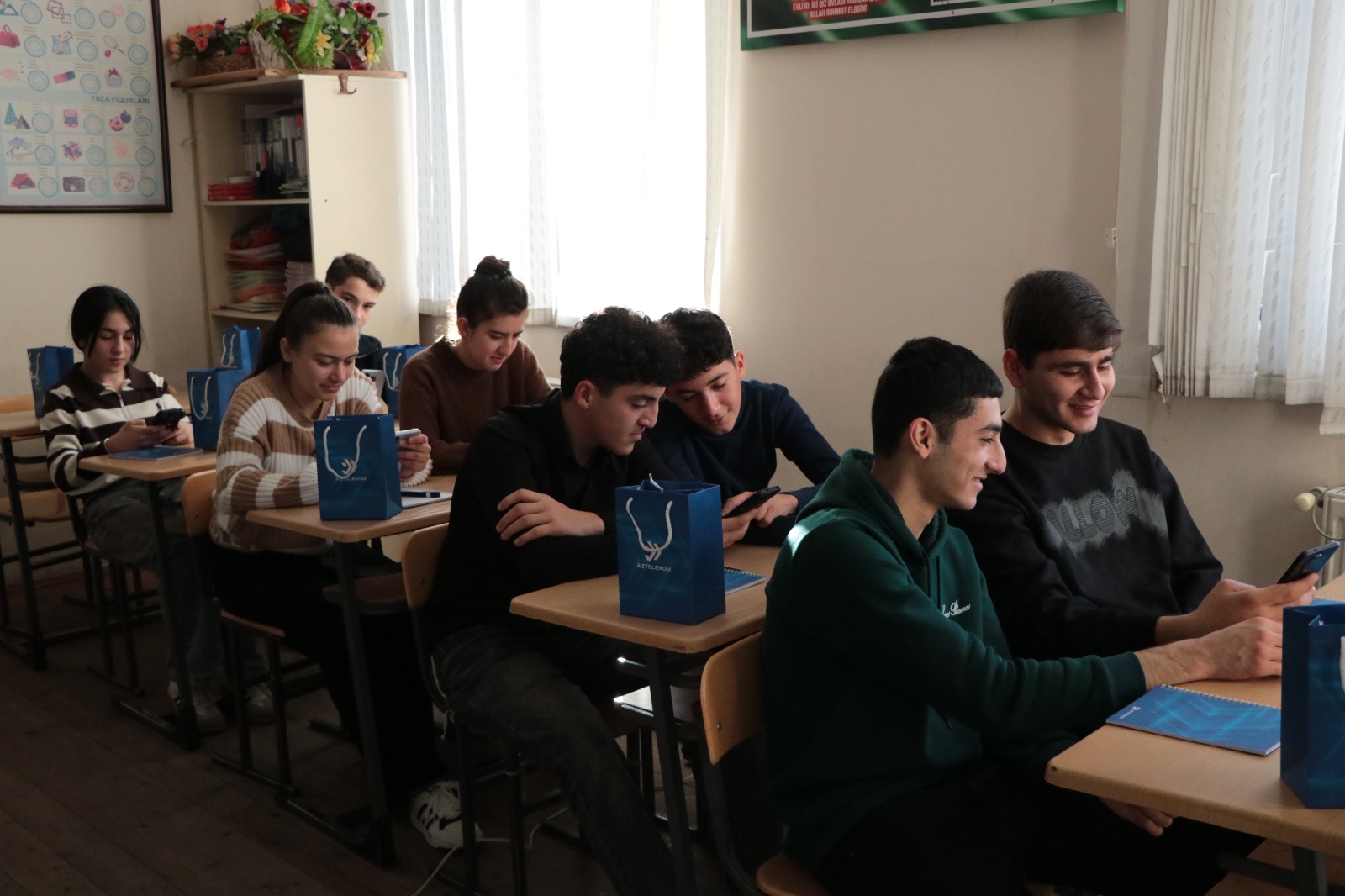 “İnternetdən təhlükəsiz istifadə bacarıqları” layihəsi çərçivəsində təlimlər davam edir (FOTO)