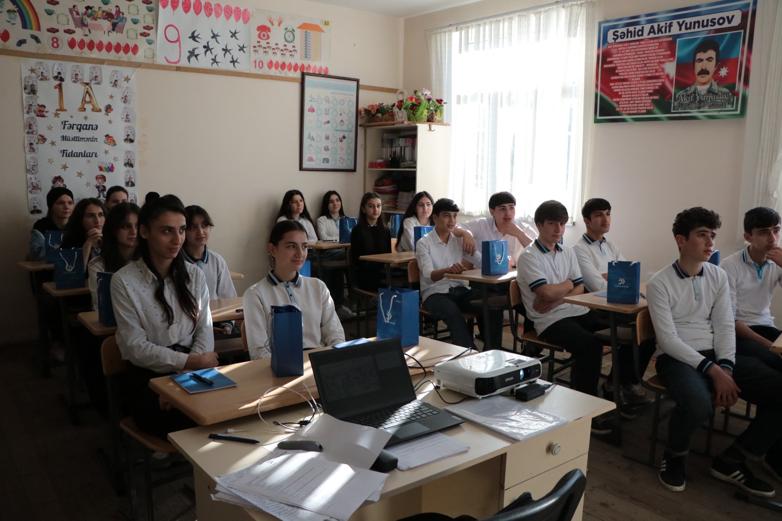 “İnternetdən təhlükəsiz istifadə bacarıqları” layihəsi çərçivəsində təlimlər davam edir (FOTO)