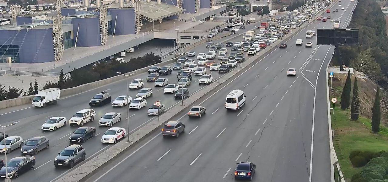 Sürücülərin NƏZƏRİNƏ: Bakıda bu yollarda sıxlıq var - SİYAHI (FOTO)