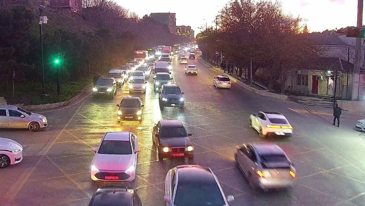 Sürücülərin NƏZƏRİNƏ: Bakıda bu yollarda sıxlıq var - SİYAHI (FOTO)