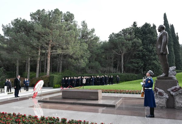 Türkiyənin vitse-prezidenti Cevdet Yılmaz Ümummilli Lider Heydər Əliyevin məzarını ziyarət edib (FOTO)