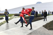 Türkiyənin vitse-prezidenti Cövdət Yılmaz Zəfər parkını ziyarət edib (FOTO)