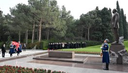 Türkiyənin vitse-prezidenti Cevdet Yılmaz Ümummilli Lider Heydər Əliyevin məzarını ziyarət edib (FOTO)