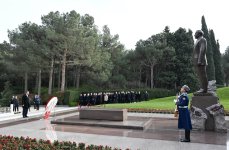 Türkiyənin vitse-prezidenti Cevdet Yılmaz Ümummilli Lider Heydər Əliyevin məzarını ziyarət edib (FOTO)