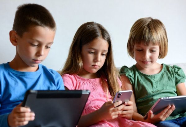 Bu Avropa ölkələri uşaqların sosial şəbəkələrə girişini qadağan edəcək
