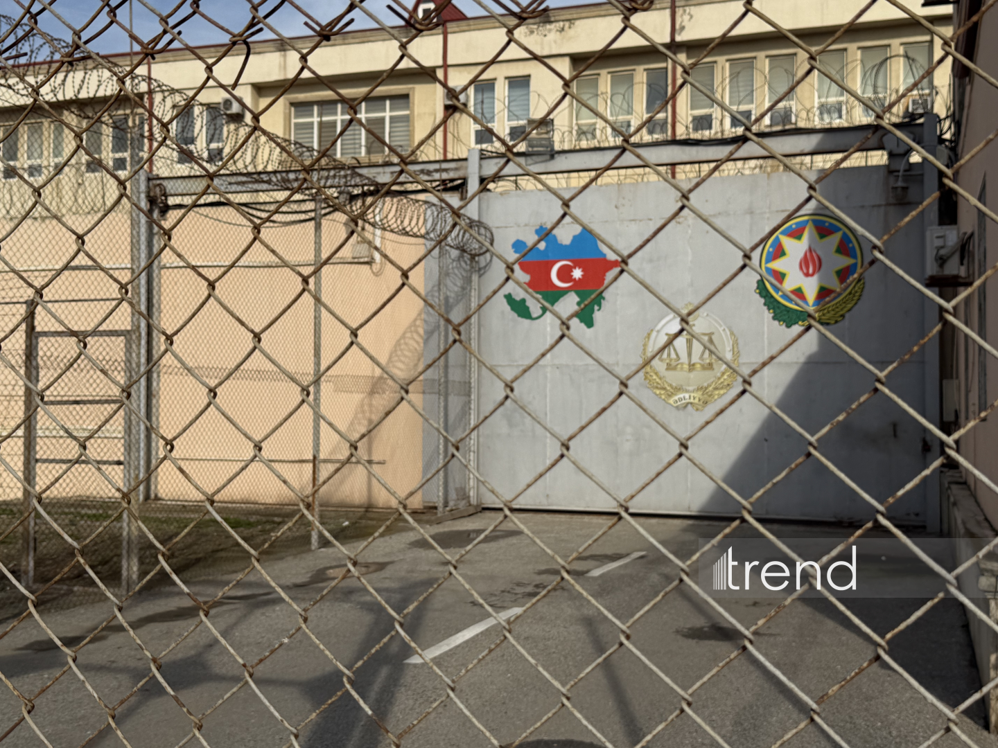 Cəzaçəkmə müəssisələrinə xəbərdarlıqsız daxil ola bilən şəxslərin siyahısında dəyişiklik edilib