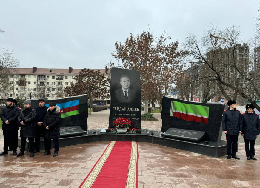 Qroznıda AZAL-ın təyyarə qəzası qurbanlarının xatirə lövhəsi açılıb (FOTO)