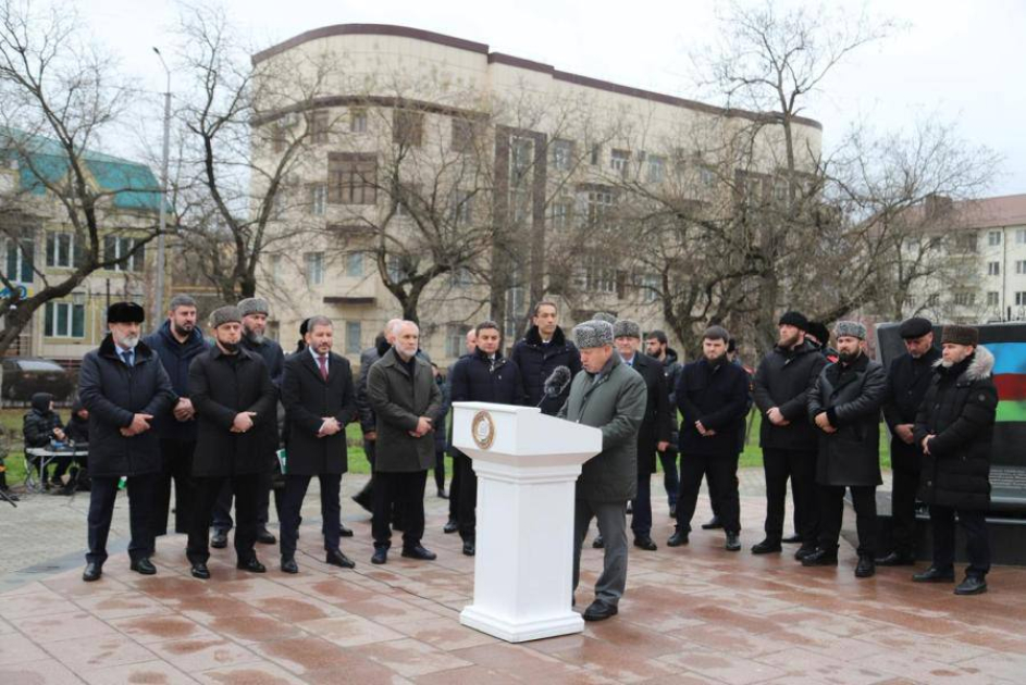 Qroznıda AZAL-ın təyyarə qəzası qurbanlarının xatirə lövhəsi açılıb (FOTO)