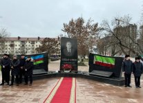 Qroznıda AZAL-ın təyyarə qəzası qurbanlarının xatirə lövhəsi açılıb (FOTO)