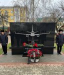 Qroznıda AZAL-ın təyyarə qəzası qurbanlarının xatirə lövhəsi açılıb (FOTO)