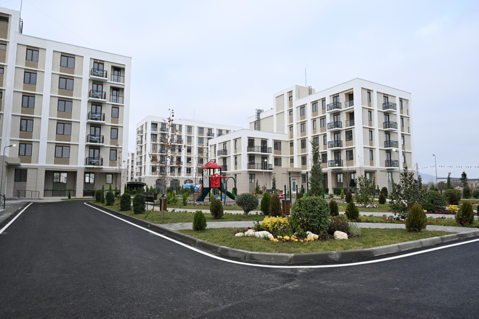 Prezident İlham Əliyev və Birinci xanım Mehriban Əliyeva Ağdamda 2-ci yaşayış kompleksinin açılışında iştirak edib və sakinlərlə görüşüblər (FOTO/VİDEO) (YENİLƏNİB-3)