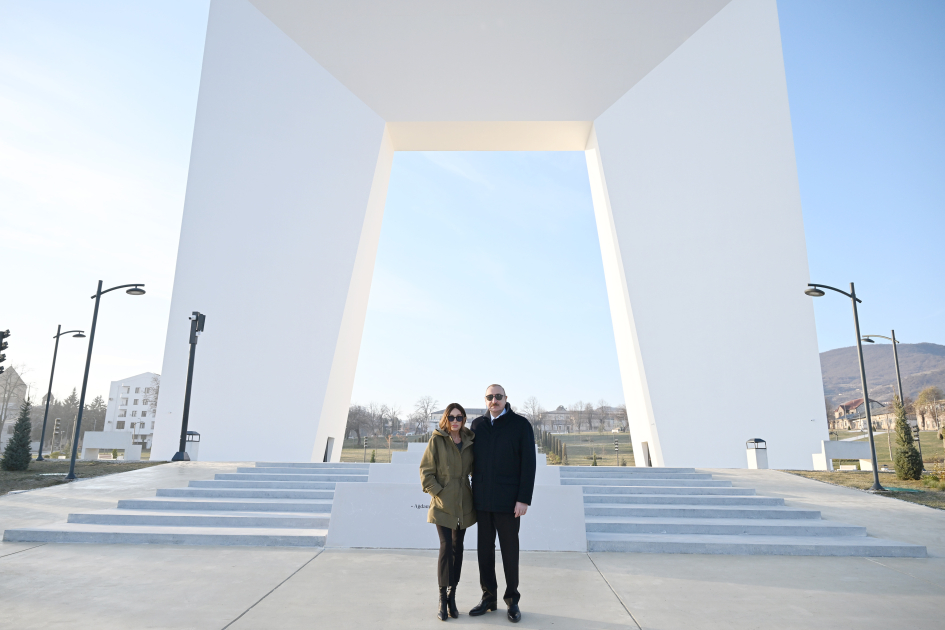 Prezident İlham Əliyev və Birinci xanım Mehriban Əliyeva Xankəndi şəhərində Zəfər parkının açılışında iştirak ediblər (FOTO) (YENİLƏNİB)