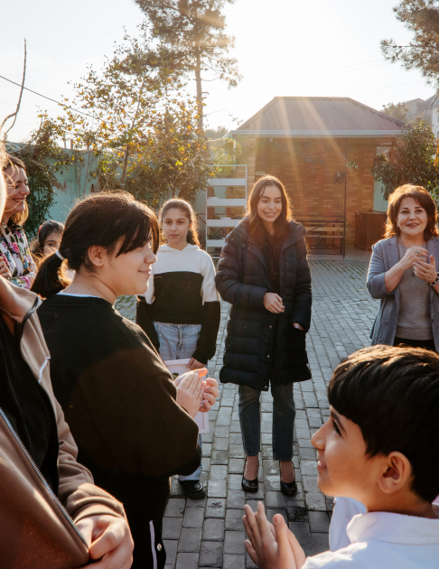 Heydər Əliyev Fondunun vitse-prezidenti Leyla Əliyeva, Arzu Əliyeva və Alena Əliyeva “Təmiz Dünya” sığınacağında yaşayan uşaqların bayram sevincinə şərik olublar (FOTO)