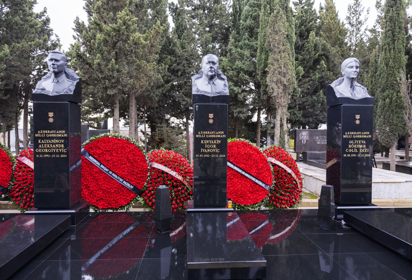 Qəzaya uğrayan AZAL təyyarəsində həlak olanların xatirəsi Heydər Əliyev Beynəlxalq Hava Limanında yad edildi (FOTO/VİDEO)