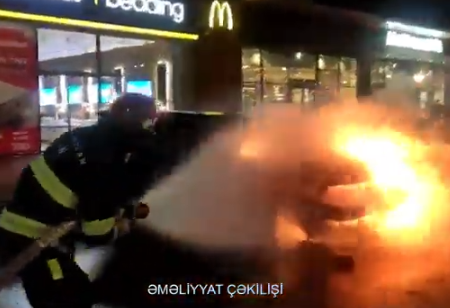 Sumqayıtda minik avtomobili yanıb (VİDEO)