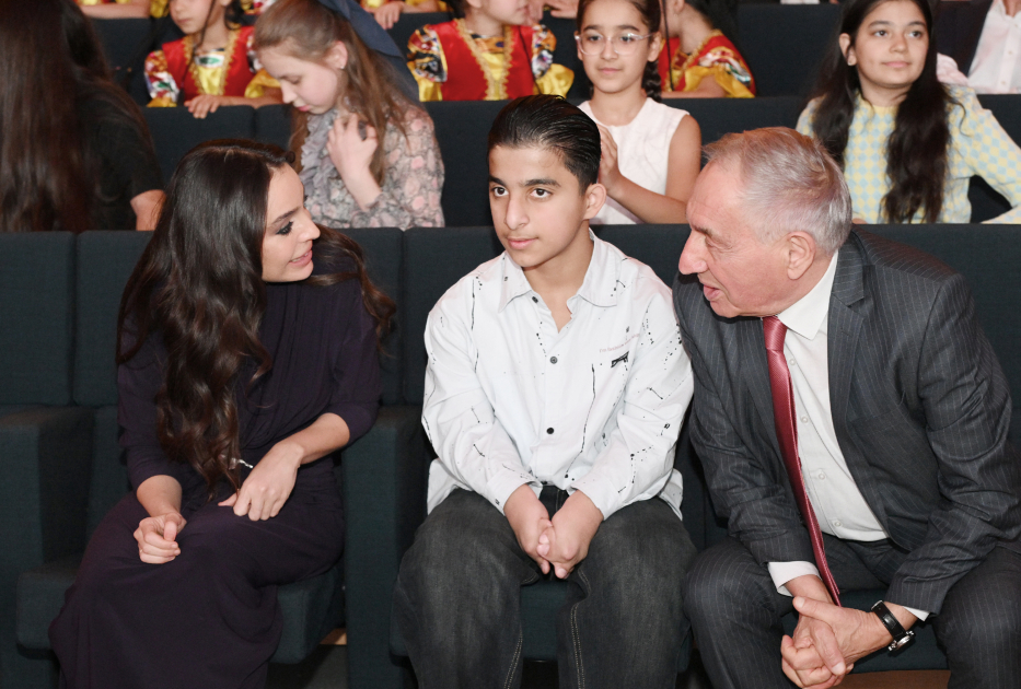 Leyla Əliyeva və Alena Əliyeva Uşaq İncəsənət Festivalının yekun mükafatlandırma mərasimində iştirak ediblər (FOTO)