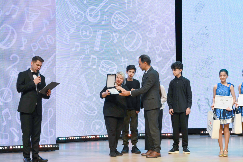 Leyla Əliyeva və Alena Əliyeva Uşaq İncəsənət Festivalının yekun mükafatlandırma mərasimində iştirak ediblər (FOTO)