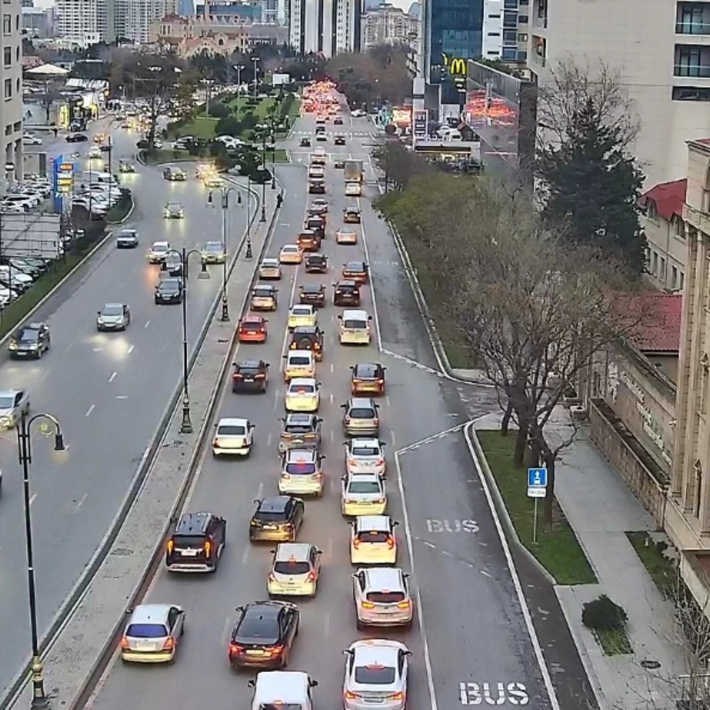 Sürücülərin NƏZƏRİNƏ: Paytaxtın bir sıra yollarında tıxac var - SİYAHI (FOTO)