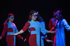 Heydər Əliyev Fondunun vitse-prezidenti Leyla Əliyeva və Alena Əliyeva “Romeo və Cülyetta” tamaşasını izləyiblər (FOTO)