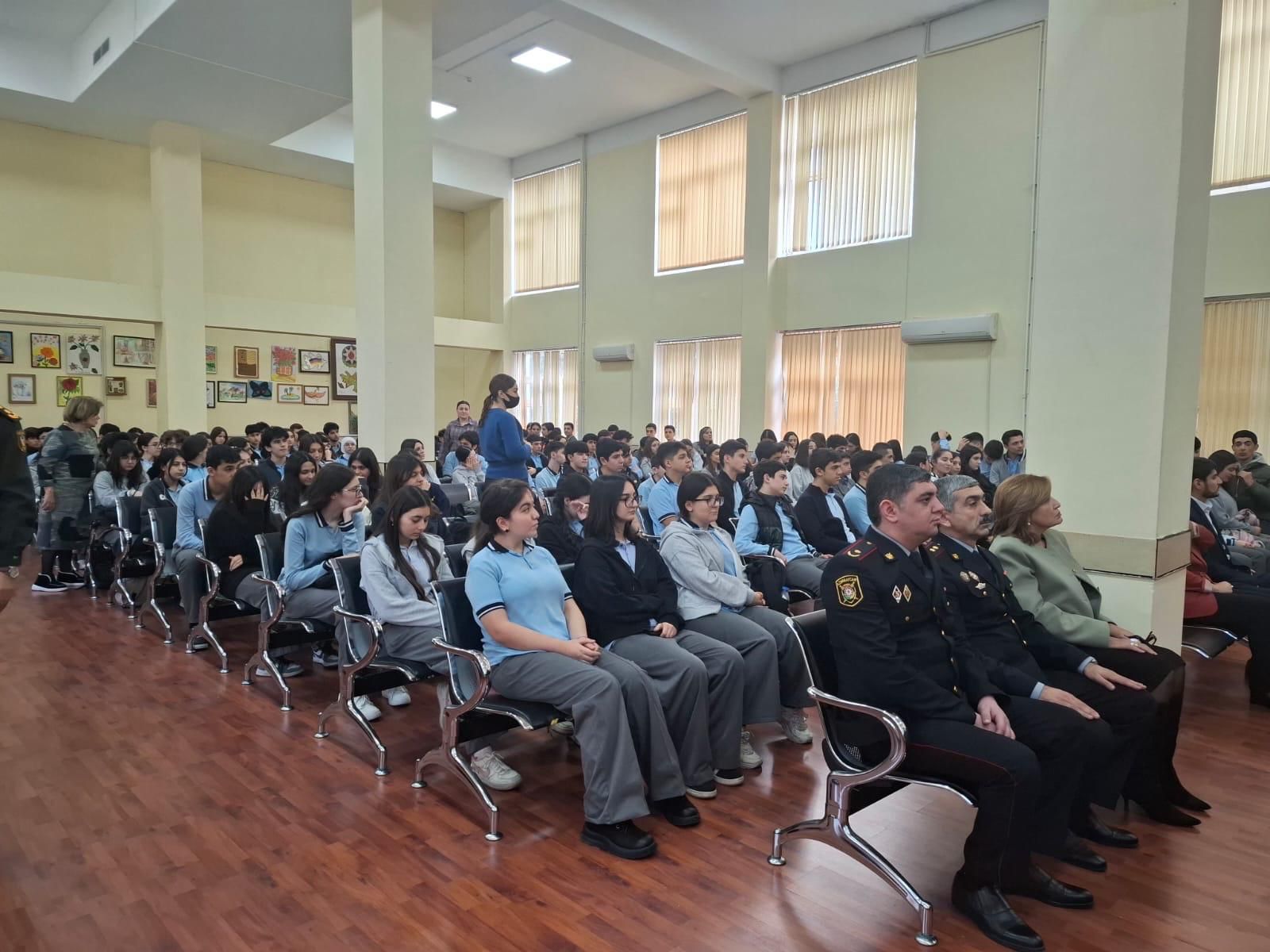 Polis Nəsimi rayonunda məktəblilərlə görüş keçirib (FOTO)