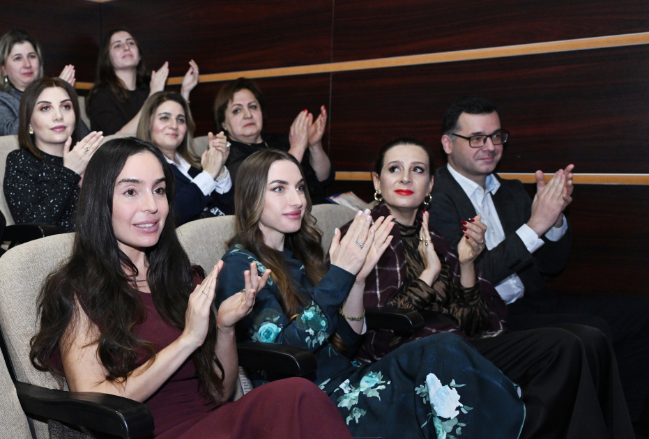 Heydər Əliyev Fondunun vitse-prezidenti Leyla Əliyeva və Alena Əliyeva “Romeo və Cülyetta” tamaşasını izləyiblər (FOTO)