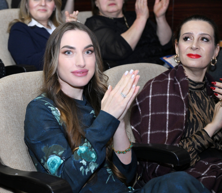 Heydər Əliyev Fondunun vitse-prezidenti Leyla Əliyeva və Alena Əliyeva “Romeo və Cülyetta” tamaşasını izləyiblər (FOTO)