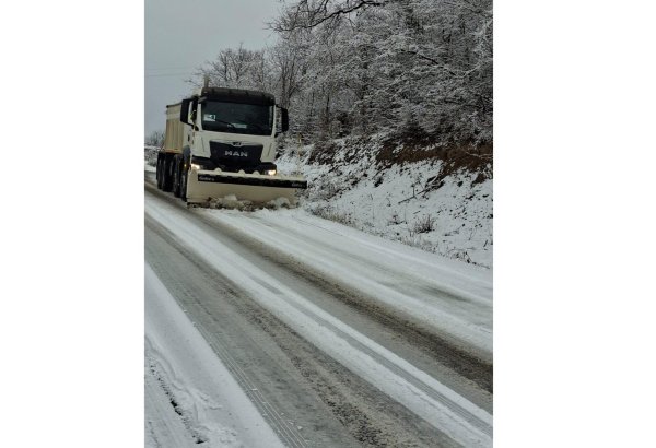 Ağdərədə yollar xüsusi texnikalarla təmizlənir (FOTO)