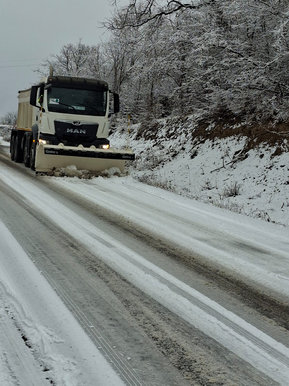 Ağdərədə yollar xüsusi texnikalarla təmizlənir (FOTO)
